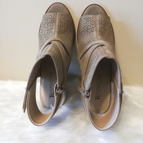 New NWOT Taupe Laser Open Toe Booties - Picture 5 of 10